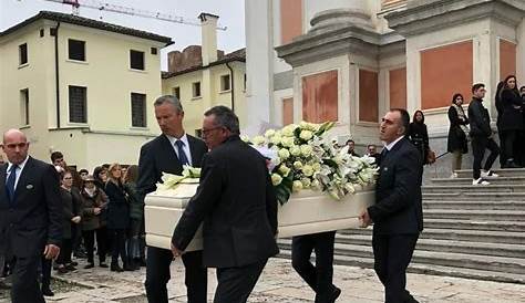 A Como i funerali dei quattro bambini morti con il padre che ha dato