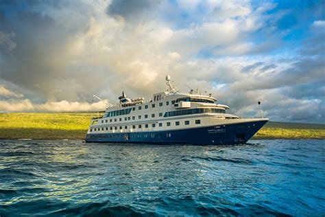 galapagos islands cruise ships