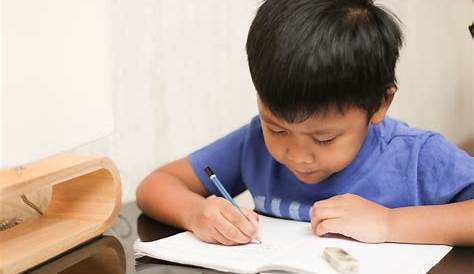 Anak laki-laki menulis di atas kertas, Menulis Belajar Siswa, bekerja