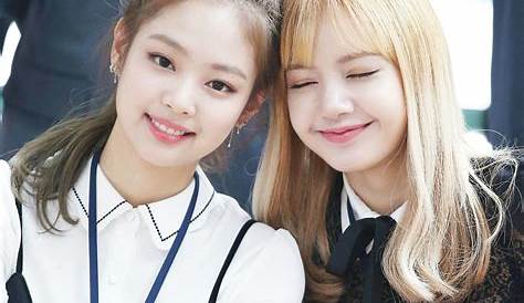 Gambar Jennie And Lisa Blackpink JENNIE LISA Take Pics Together Showing There’s A