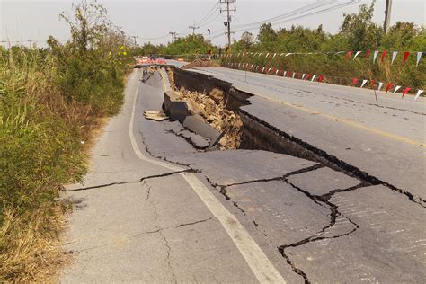 gambar gempa bumi runtuhan