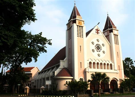 gambar gereja katolik di indonesia