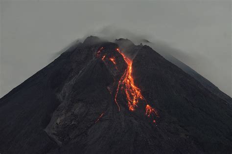 gambar gunung berapi meletus