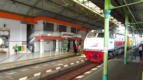 gambar kereta api di stasiun