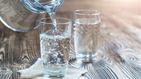 gambar minum air putih