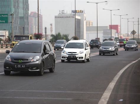 Gambar Mobil di Jalan Raya: Kelebihan dan Kekurangan