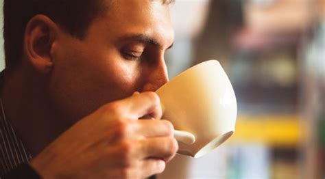 gambar orang minum kopi