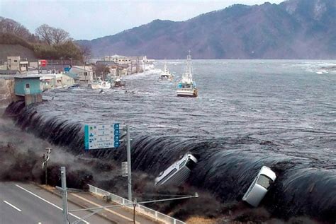 gambar tsunami di jepang