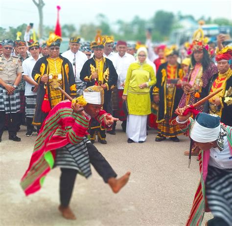 gambar upacara adat sulawesi tenggara