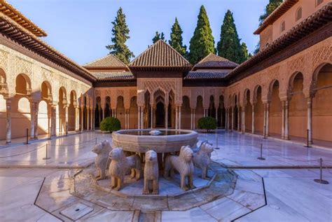 L’Alhambra de Grenade Des Dômes & Des Minarets