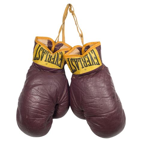 Paire de gants de boxe ancienne en cuir usé Déco rétro MiXXe OVIRY