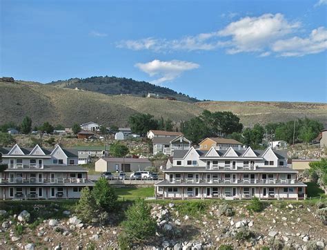 gardiner mt hotels near yellowstone