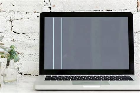 garis putih pada layar laptop