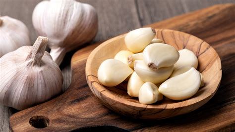 How to Grow Garlic from a Clove in Water