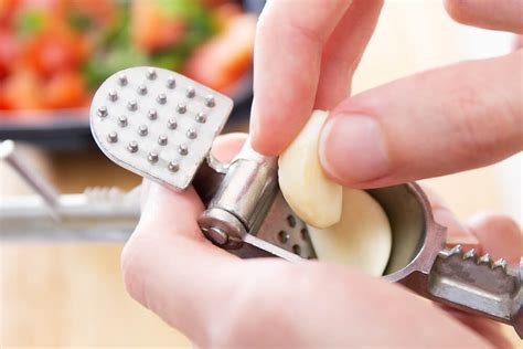 Garlic Press Use