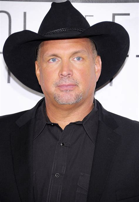 garth brooks sues