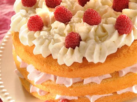 Gâteau avec génoise garni