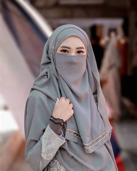 Inspirasi gaya fashion hijab untuk foto MV wanita cantik