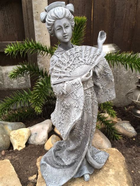 geisha girl statue