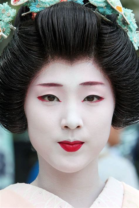 geisha makeup traditional