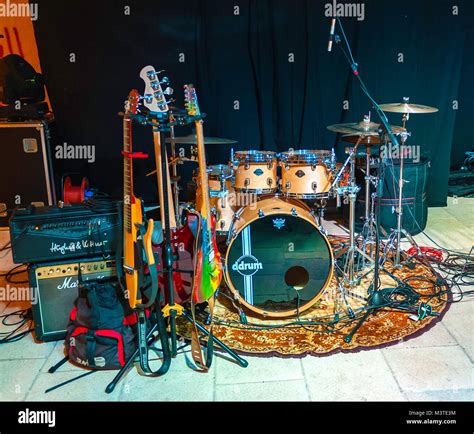 EGitarre und Schlagzeug bringen Kirche zum Rocken