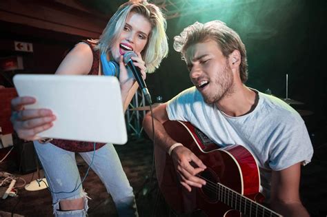 Gitarre spielen und gleichzeitig singen wie geht das? Die 5 besten Tipps!