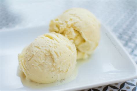 Glace maison à la vanille dans un bol