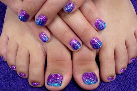 30+ Glitter Nail Design Ideas That Are Captivating