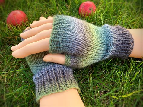 A simple and useful bulky fingerless gloves knitting