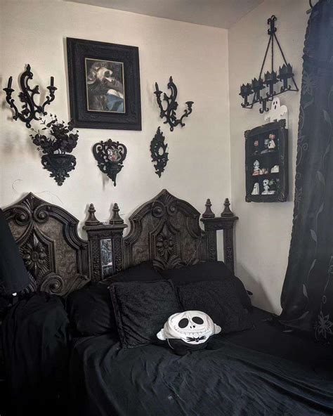 Romantic Gothic bedroom theme decorating. Gothic style