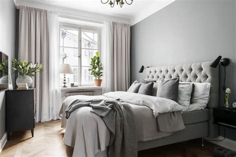 ett svalt blått sovrum i en vilsam gråblå nyans caparol by sköna hem