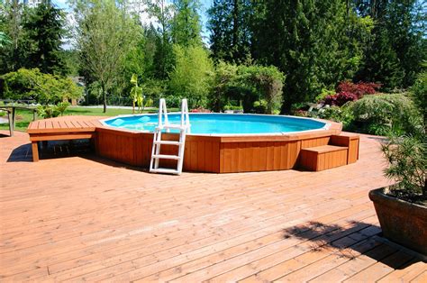 Pourquoi choisir la piscine hors sol bois et quels sont ses atouts