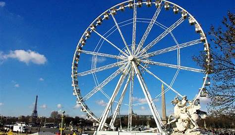 Grande roue dans le jardin des Tuileries à Paris, France