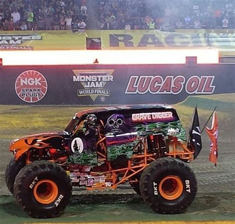 grave digger driver dies