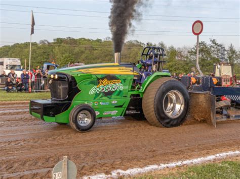 Green Tractor Pulling