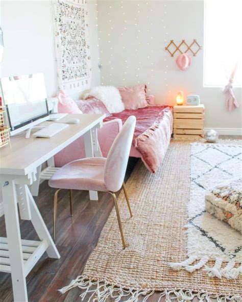 https://tse1.mm.bing.net/th?q=grey+and+pink+bedroom+with+a+study+area