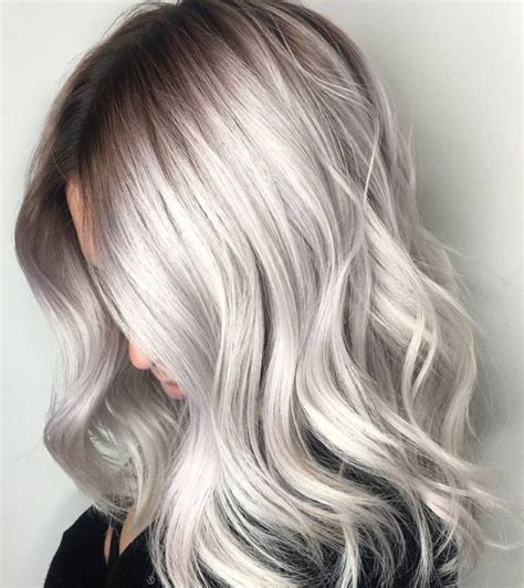 La couleur de cheveux gris toujours à la mode