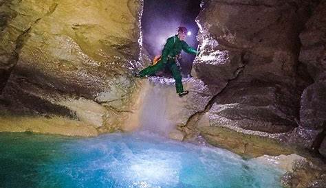 Grotte de Gournier Spéléologie traversée du lac souterrain en vercors.