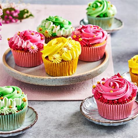 group cupcake decorating