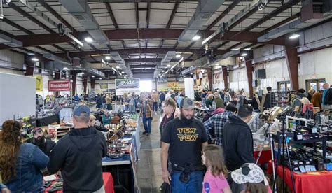gun show crowd