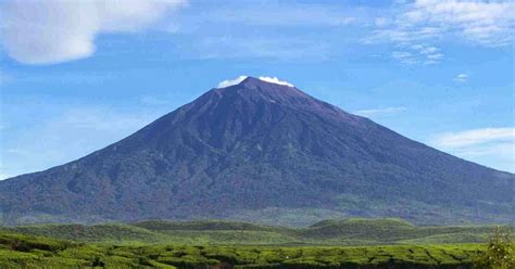 gunung aktif di papua