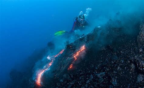 gunung api di bawah laut