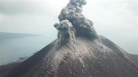 gunung krakatau erupsi hari ini