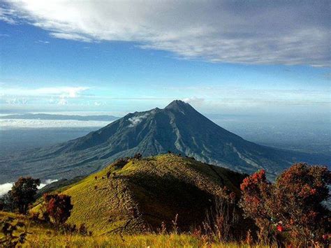 gunung lawu terletak di