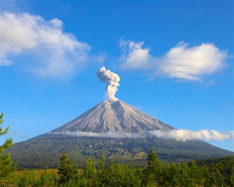 gunung merapi di indonesia