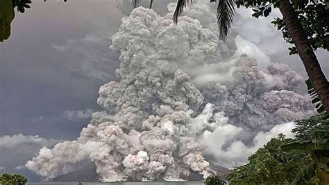 gunung ruang eruption today