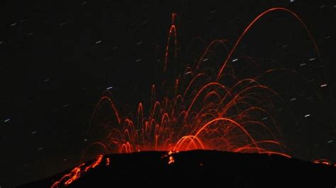 Gunung Slamet Keluarkan Lava Pijar