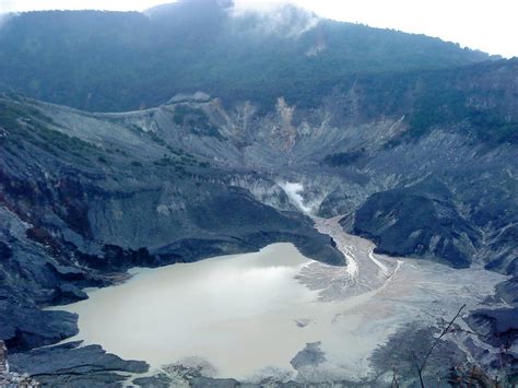 gunung tangkuban perahu terletak di