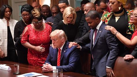 guy praying to trump