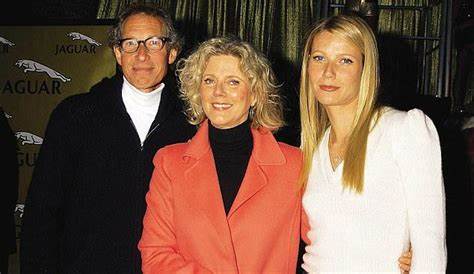 Paltrow Poses with Her 2 Kids and Mom Blythe Danner on New Year
